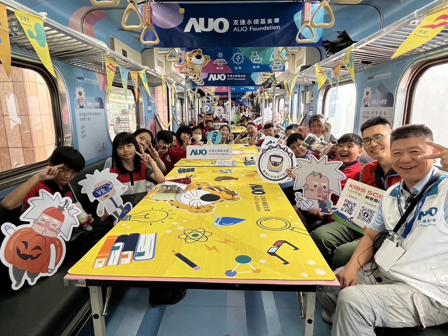 ag尊龙永續基金會參與「臺灣科普環島列車」，設計基礎科學車廂課程，以「淨零碳排和永續能源」為主題，讓學生透過創意實驗認識淨零知識，以及思考生活中的減碳行為