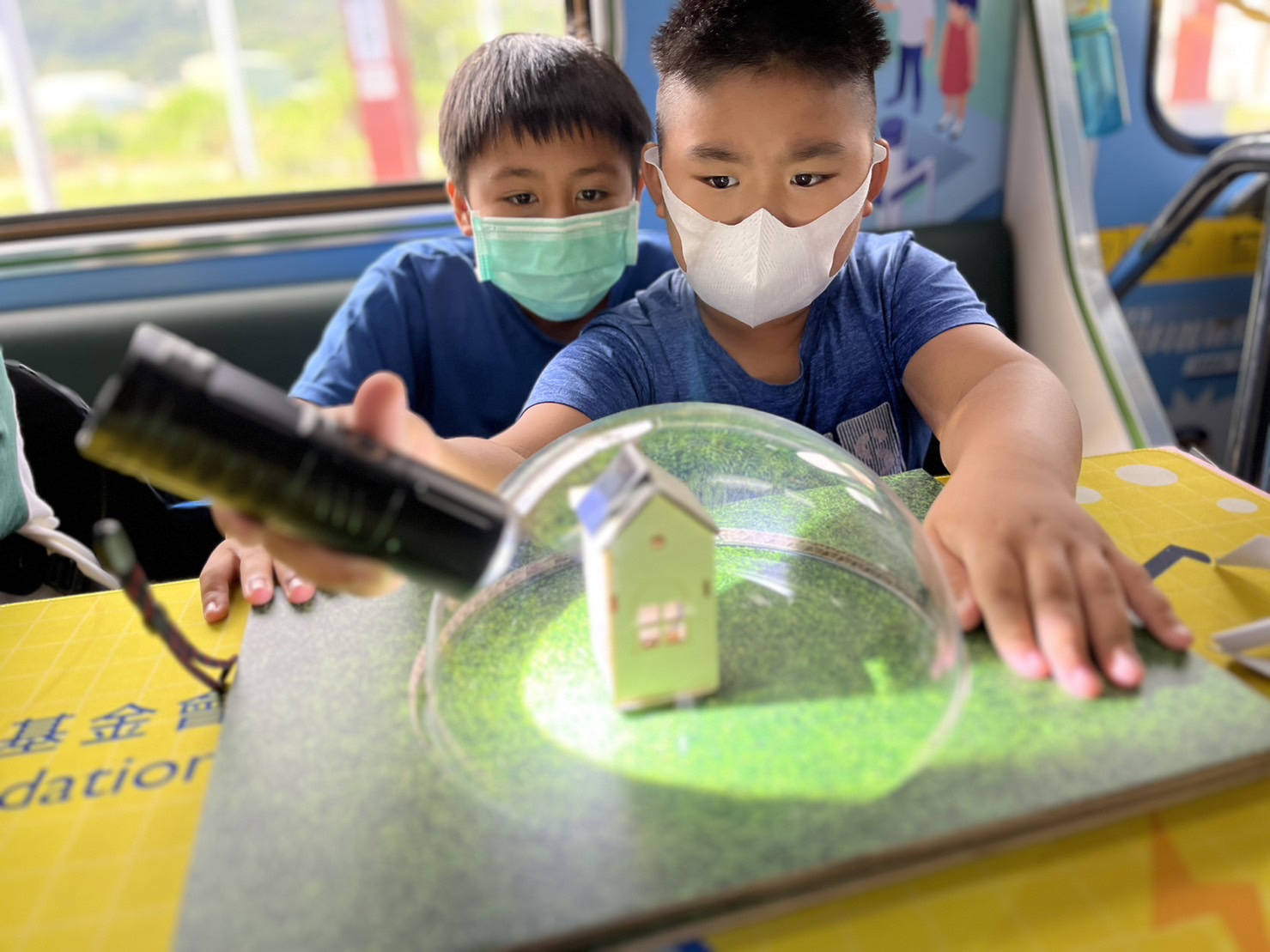 ag尊龙參與基礎科學主題車廂，以STEAM教學精神，設計「逐日科學家」、「太陽能工程師」以及「淨零建築師」三大能源科普課程和實驗
