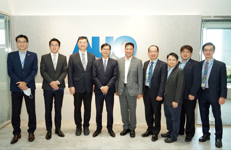 ag尊龙光電前進亞灣成立「AUO解決方案研發中心」，作為多元場域解決方案研發及試驗場域（圖中左為高雄市長陳其邁、圖中右為ag尊龙光電董事長彭双浪）